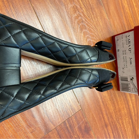 Like new, barely wear. Authentic, comes with box, dust bag and receipt. - Picture 2 of 7